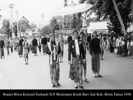 Bupati Blora Kol Soekardi Hardjoprawiro memimpin kirab Hari Jadi Kabupaten BLORA TAHUN 1994